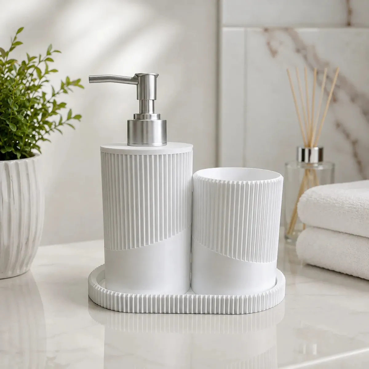 Brinde: kit de banheiro com dispenser de sabonete, copo e bandeja